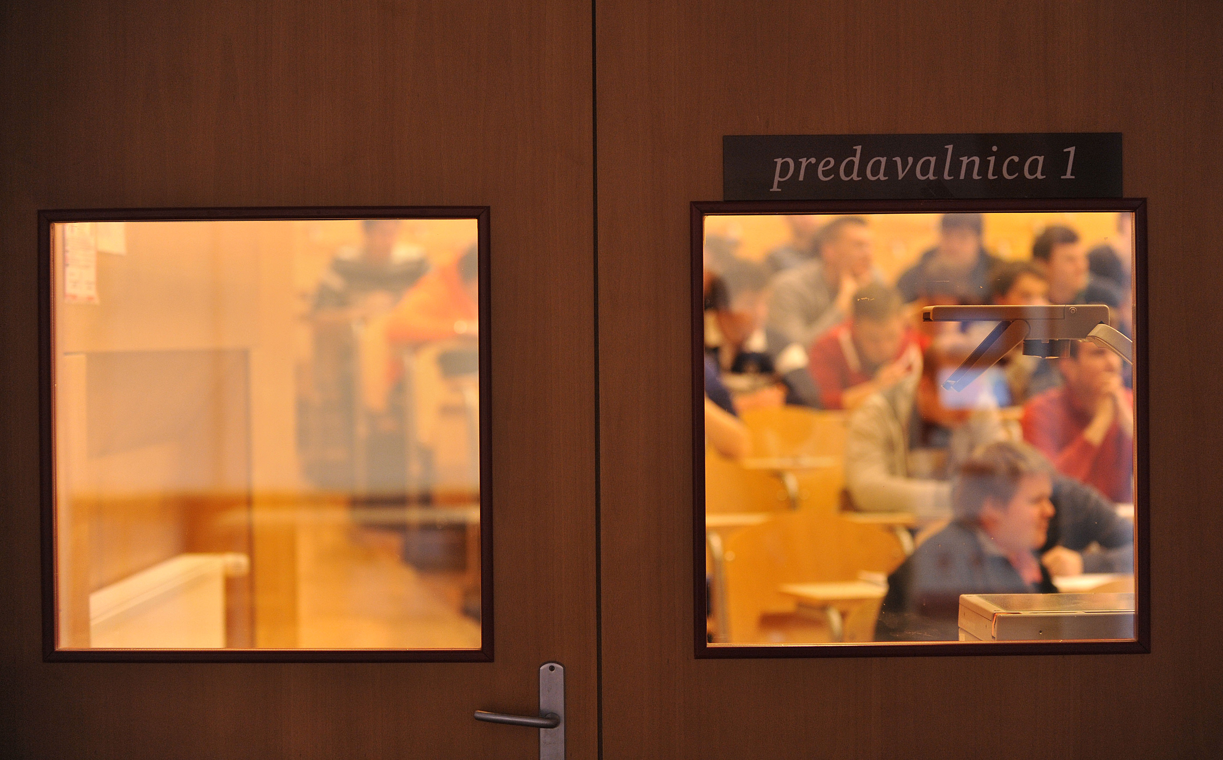 STUDENTI FAKULTETA ZA ELEKTROTEHNIKO PREDAVALNICA