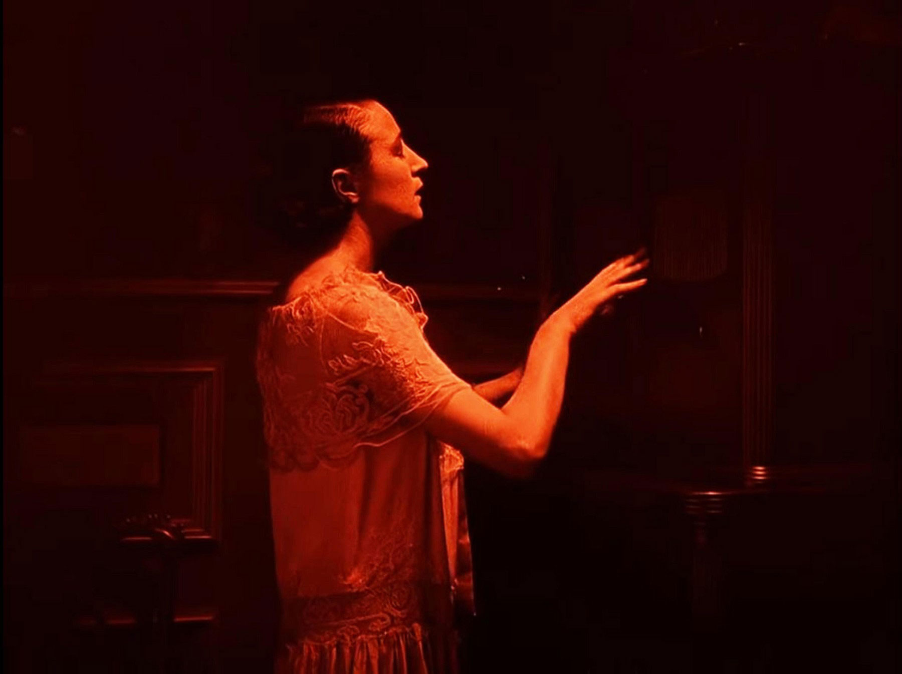 hoja v spanju, motnje spanja, zenska, spalna srajca, noč