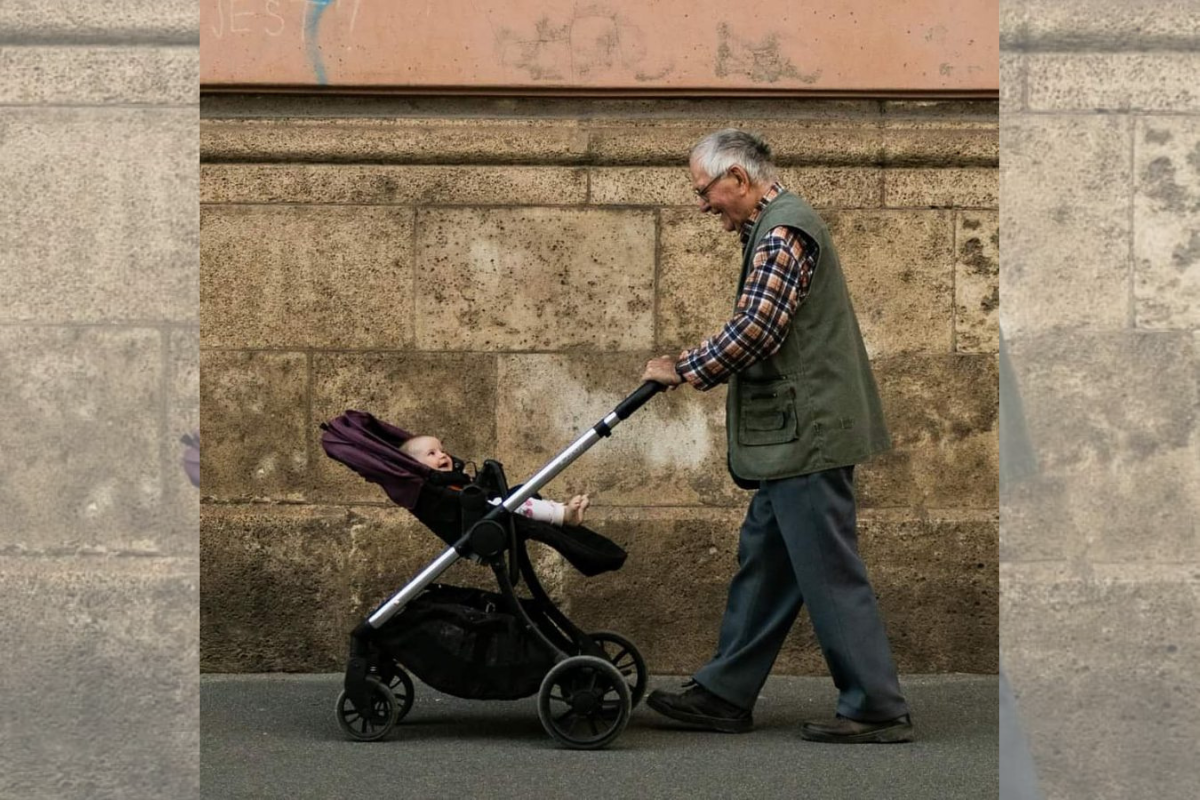 Fotografija dedka z vnukinjo