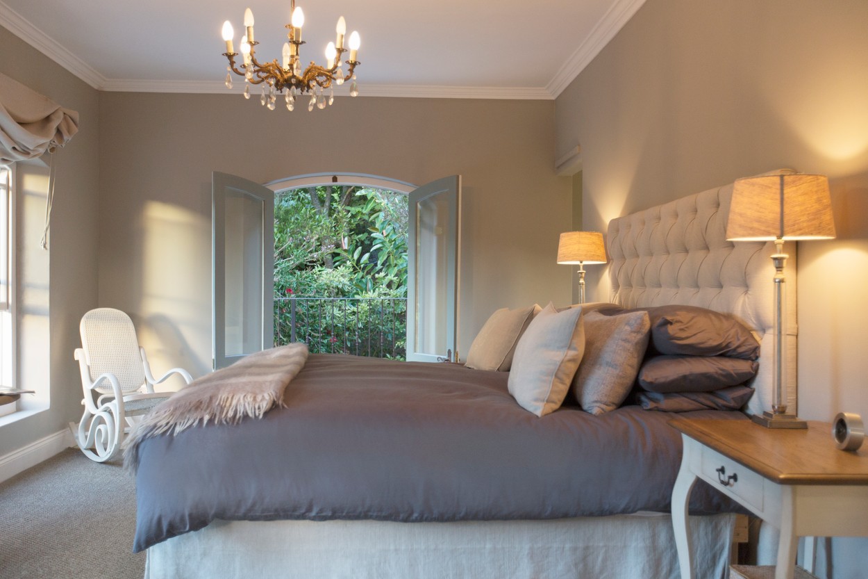 spalnica, postelja, blazine