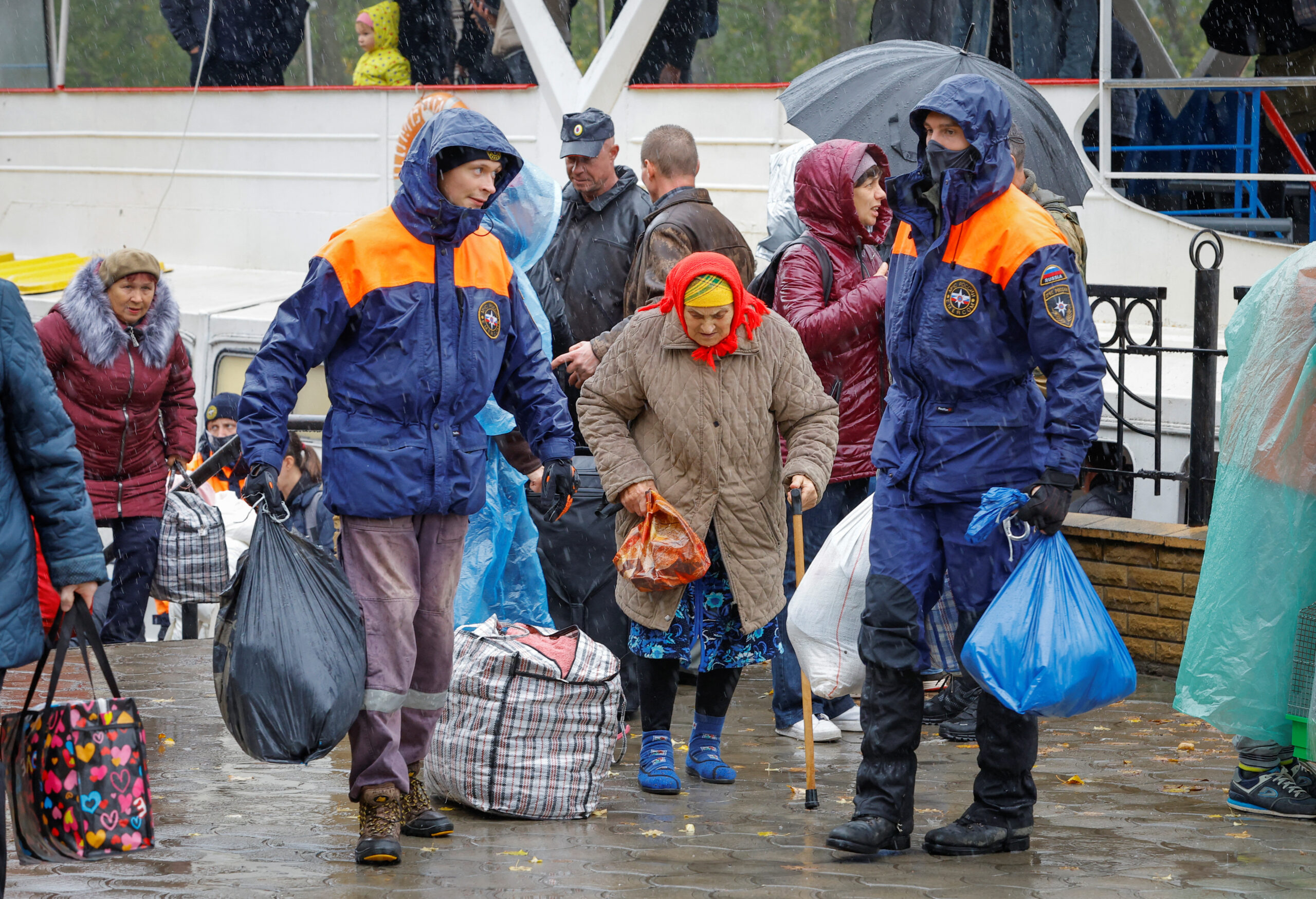 1666951362-2022-10-23T135243Z_45059837_RC2W6X91BYPX_RTRMADP_3_UKRAINE-CRISIS-KHERSON-EVACUATION-scaled.jpg