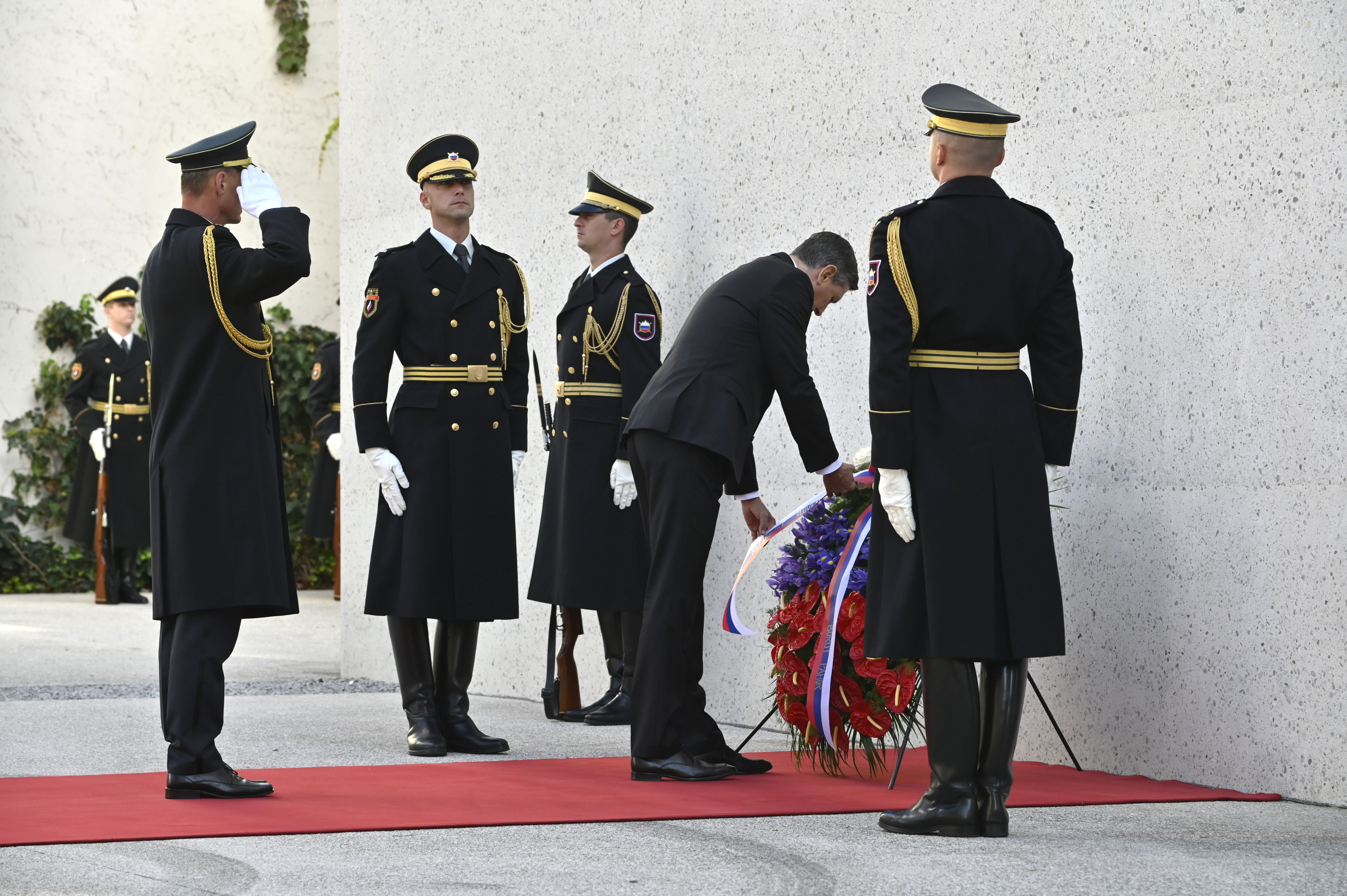 Polaganje venca predsednik republike Borut Pahorj spomenik vsem žrtvam vojn in z vojnami povezanim žrtvam