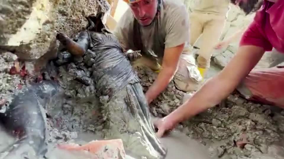 Bronasti kipi, ki so jih našli v termah v mestu San Casciano dei Bagni v Italiji