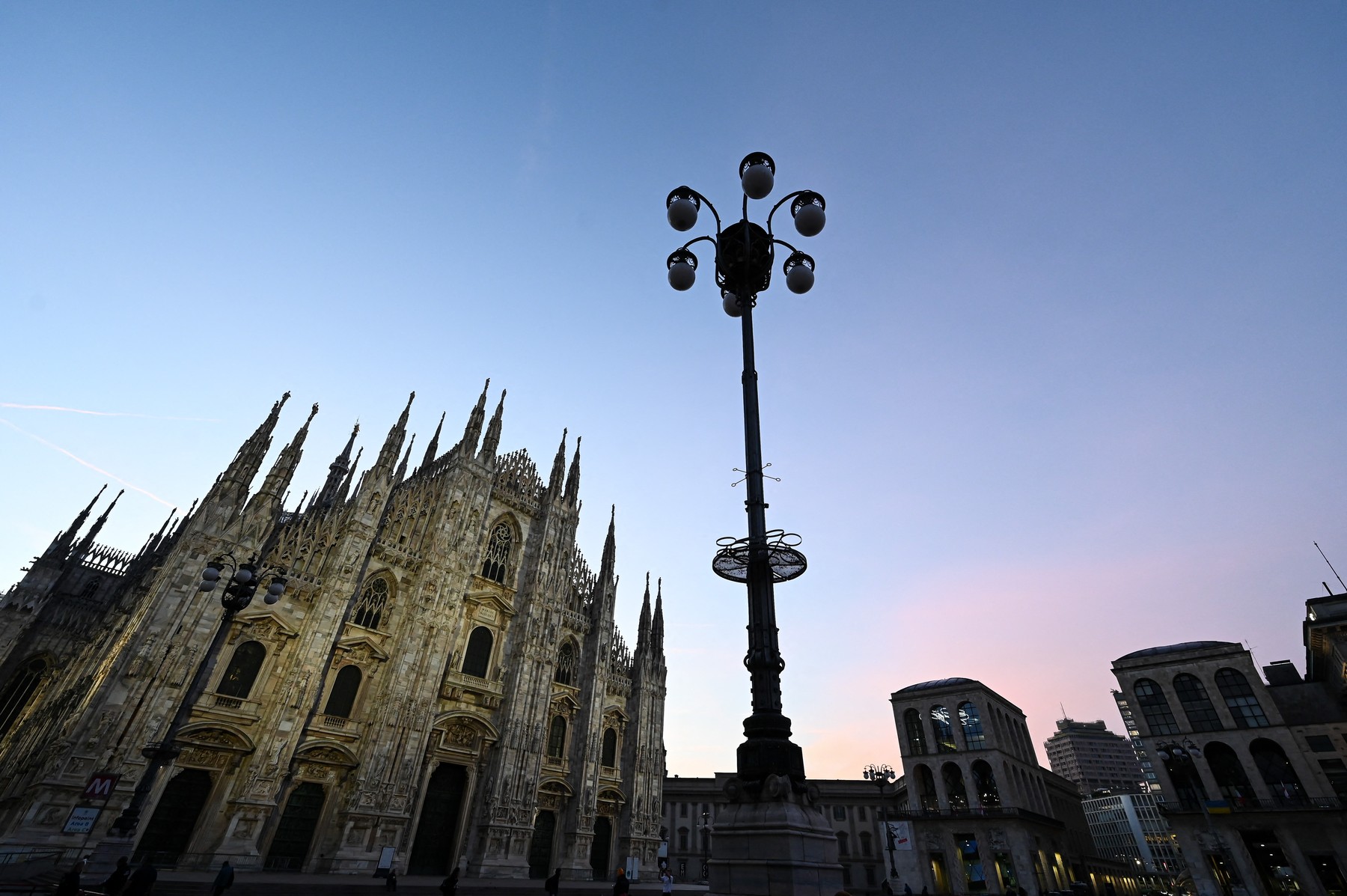 PROFIMEDIA (Varčevanje v Milanu.)