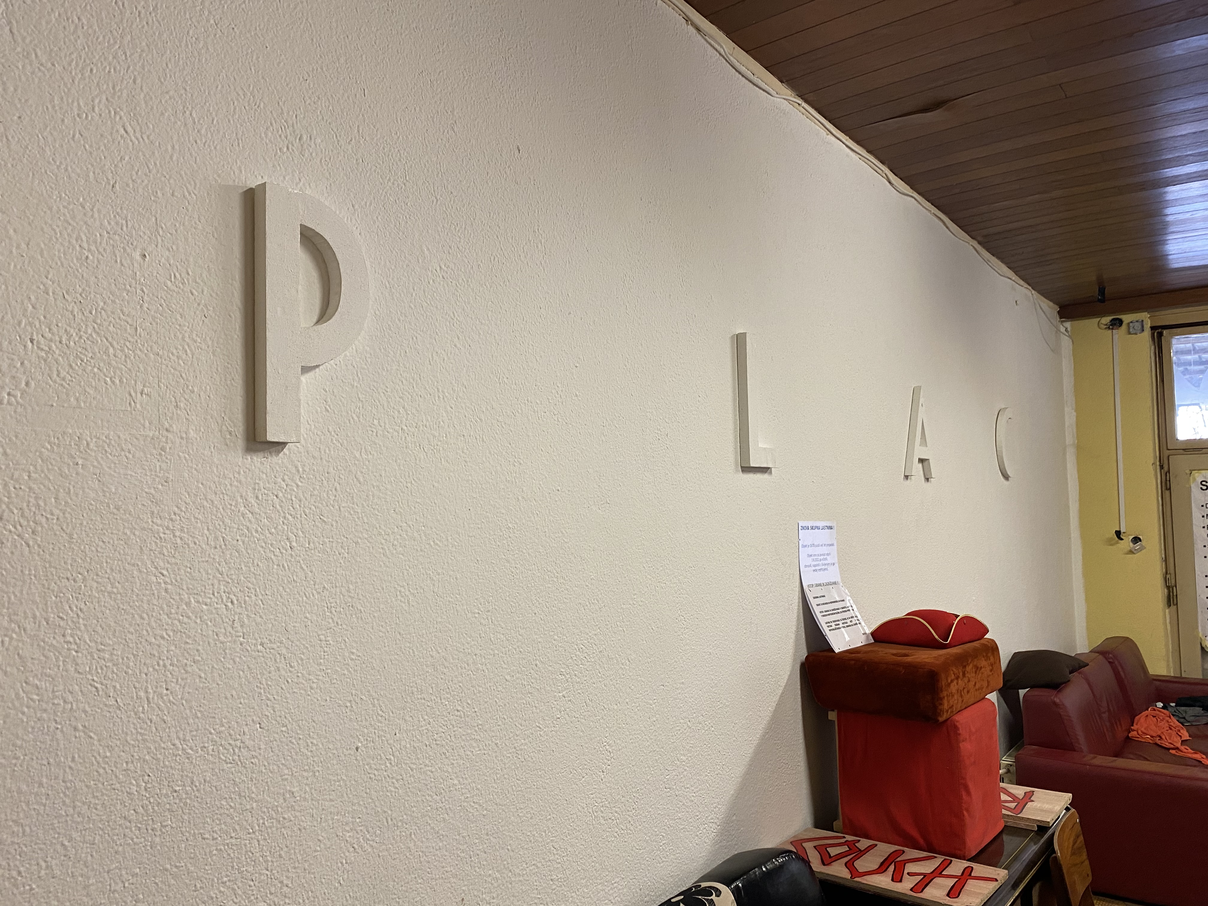 avtonomna cona, plac