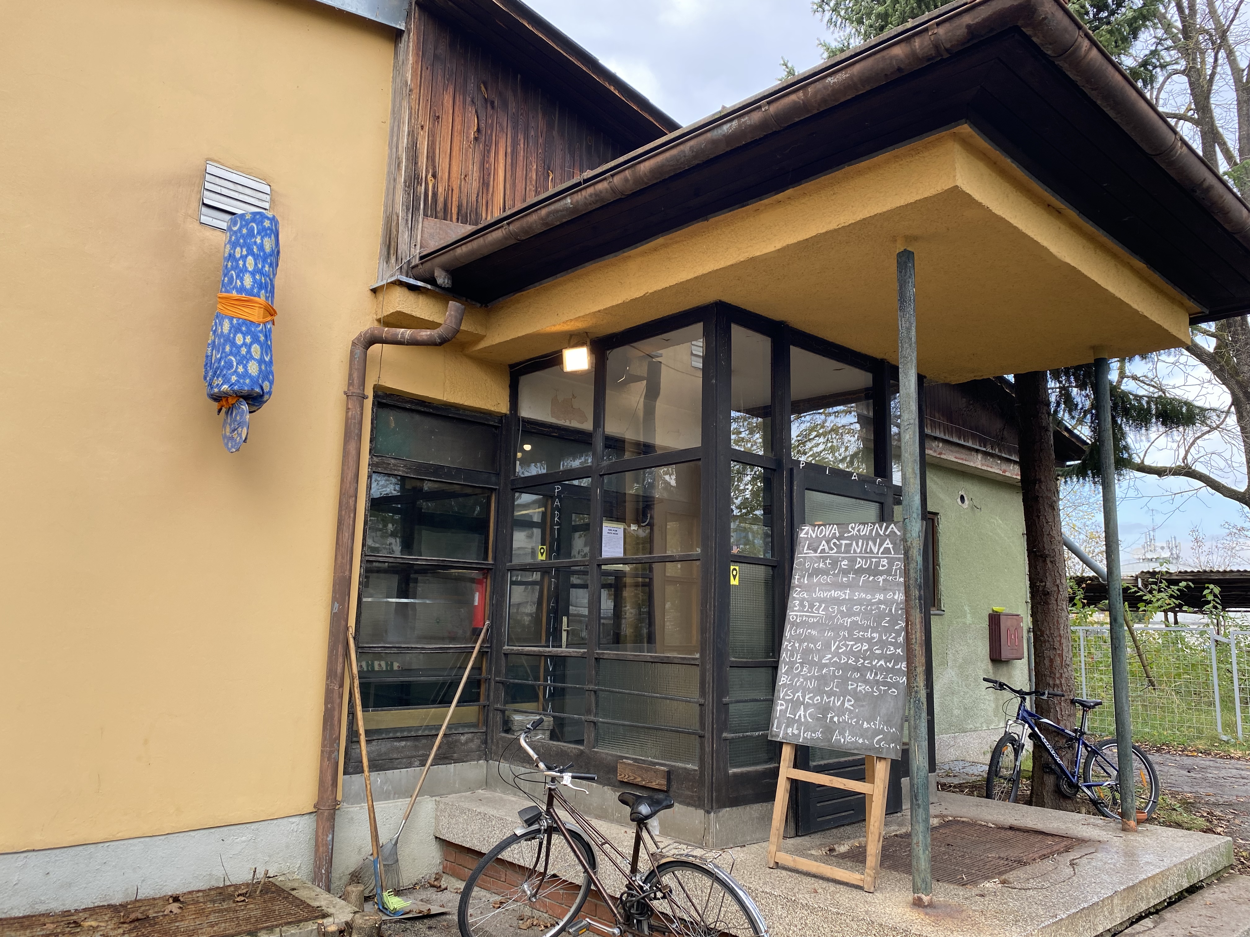 avtonomna cona, plac