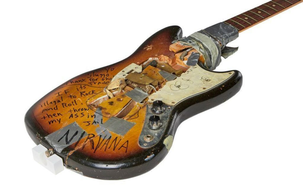 1668522868-kurt-cobain-kitara-4-1024x662.jpg