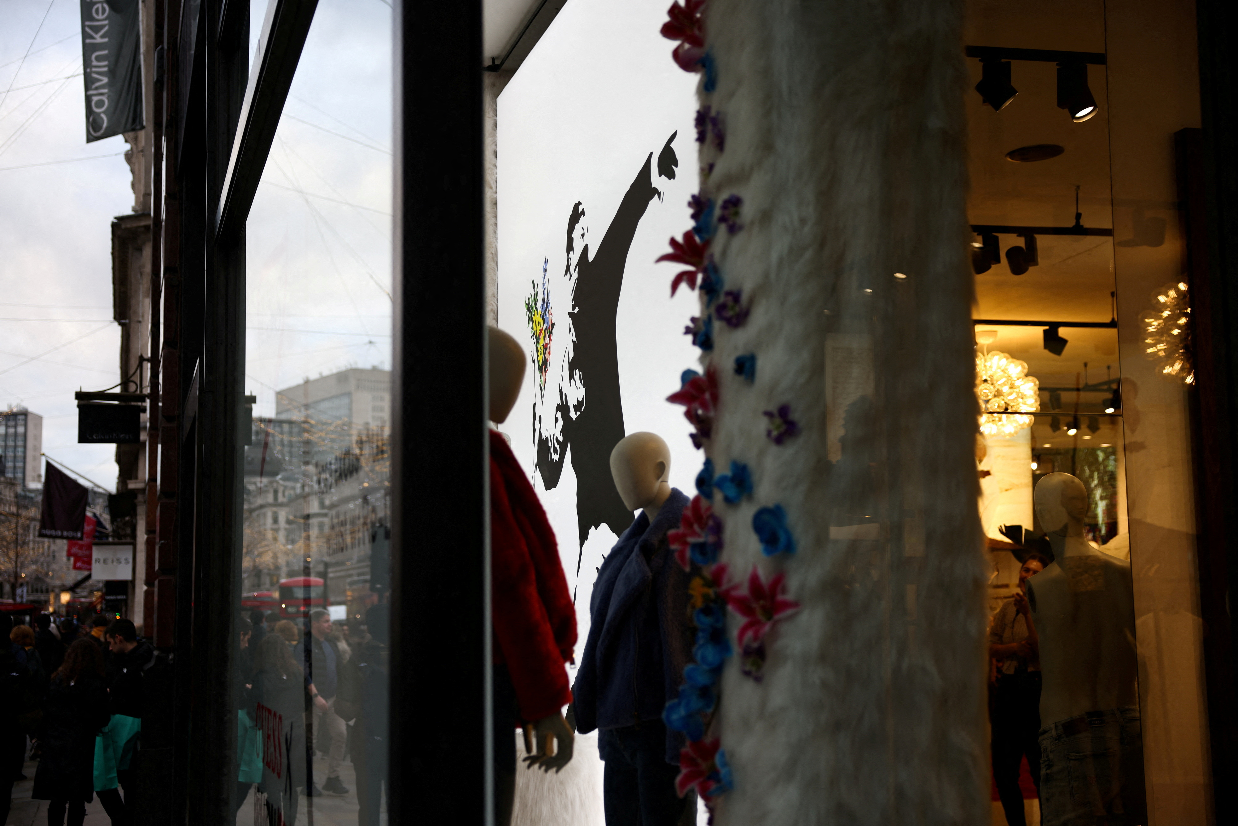 Banksyjevo delo v izložbi Guess