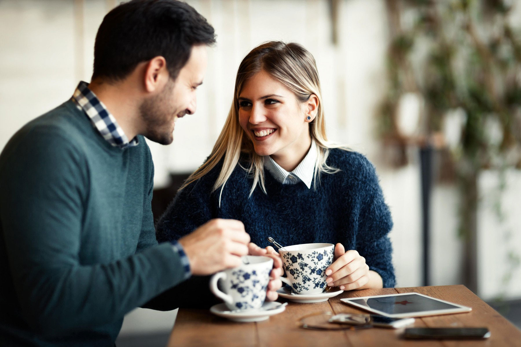 par, moski, zenska, kava, kavarna, zmenek, sreca, smeh