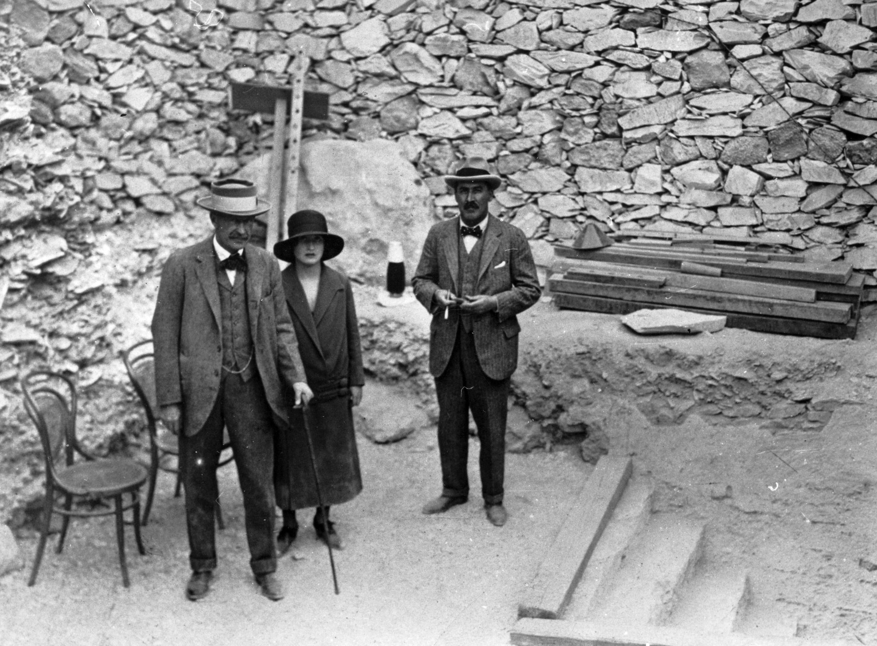 Lord Carnarvon, njegova hči Evelyn Herbert in Howard Carter pred grobnico, Profimedia