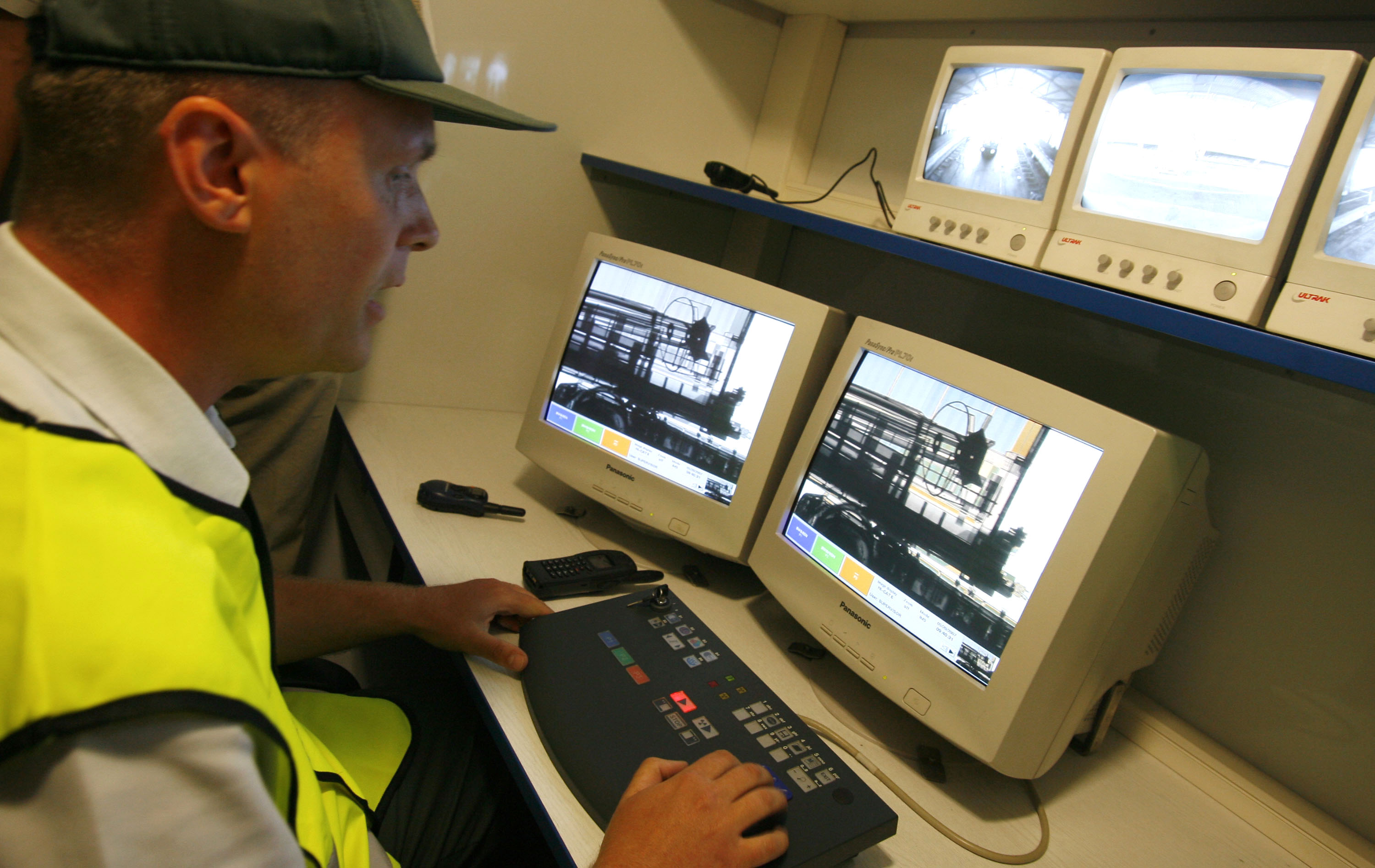 VARNOSTNIK NADZOR KAMERE RENTGEN LUKA KOPER