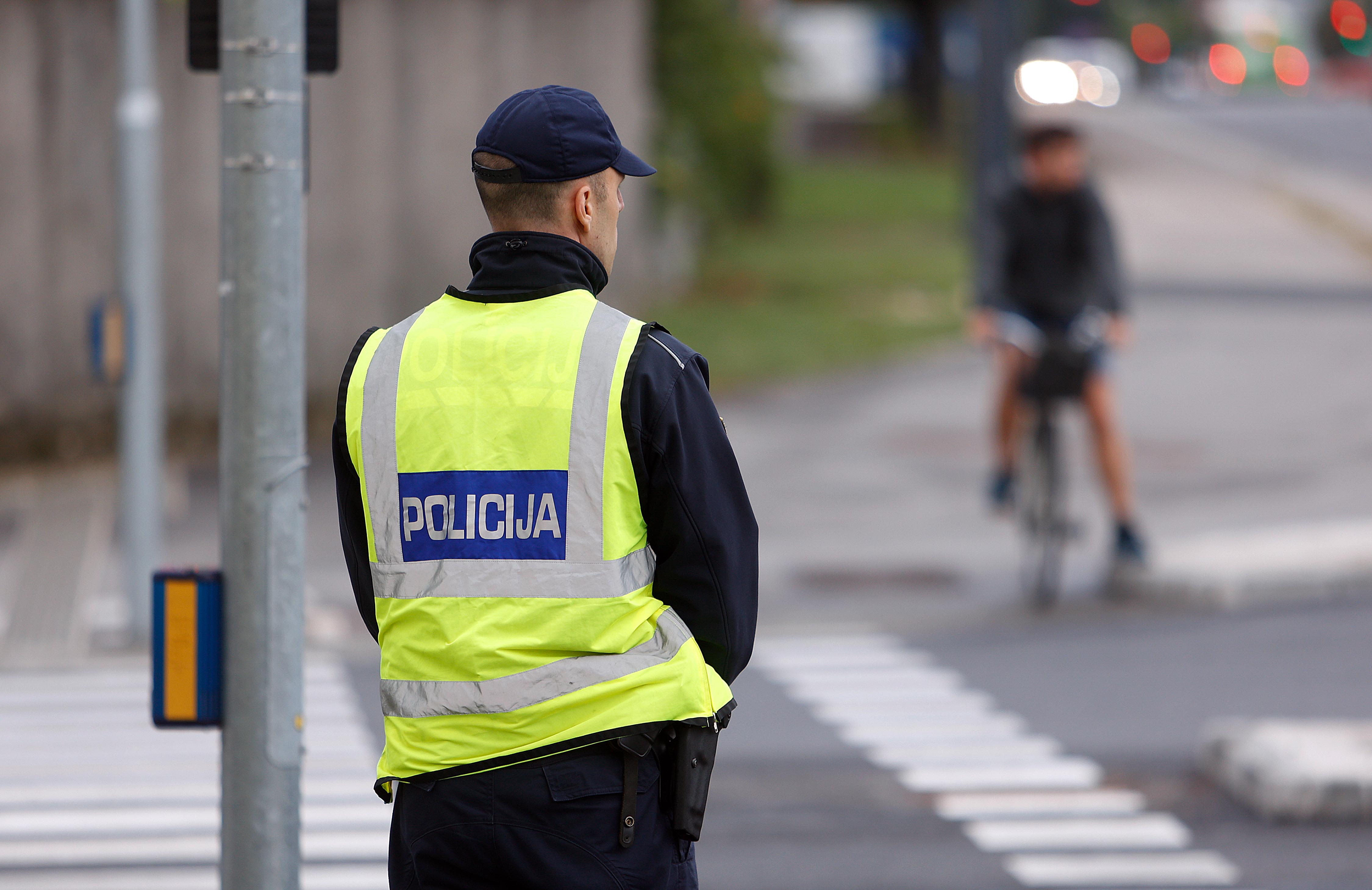 Policija,policist,ulica,semafor,prehod,pešci,križišče