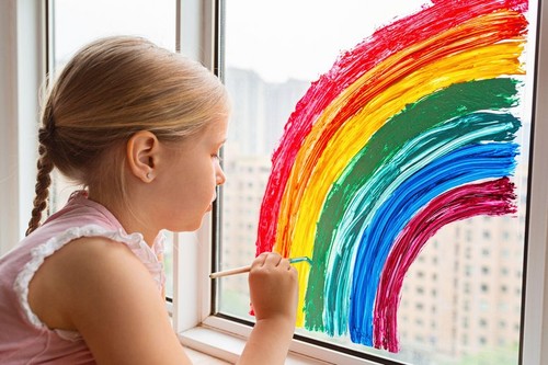 deklica, otrok, mavrica, risanje, okno