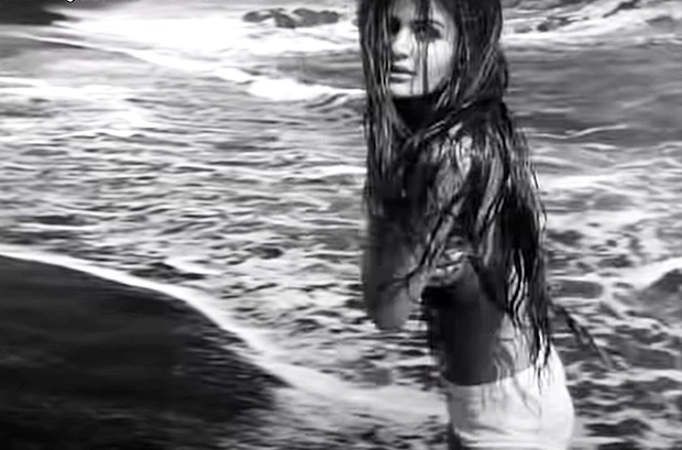1671611658-Helena-Christensen-bikini-youtube-embed-2.webp