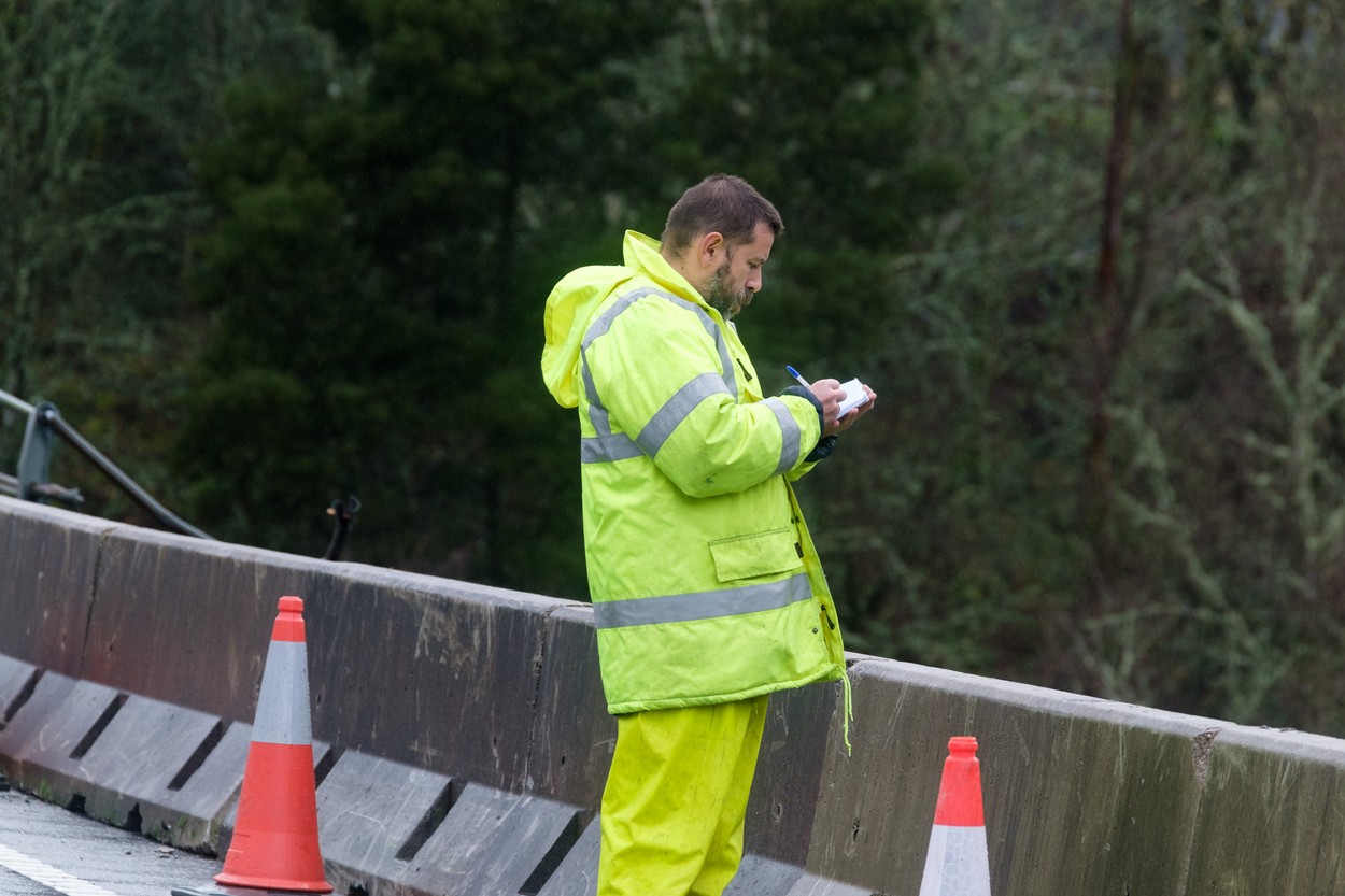 Four dead and three missing after a bus falls into the river Lérez in Cerdedo-Cotobade, Pontevedra
