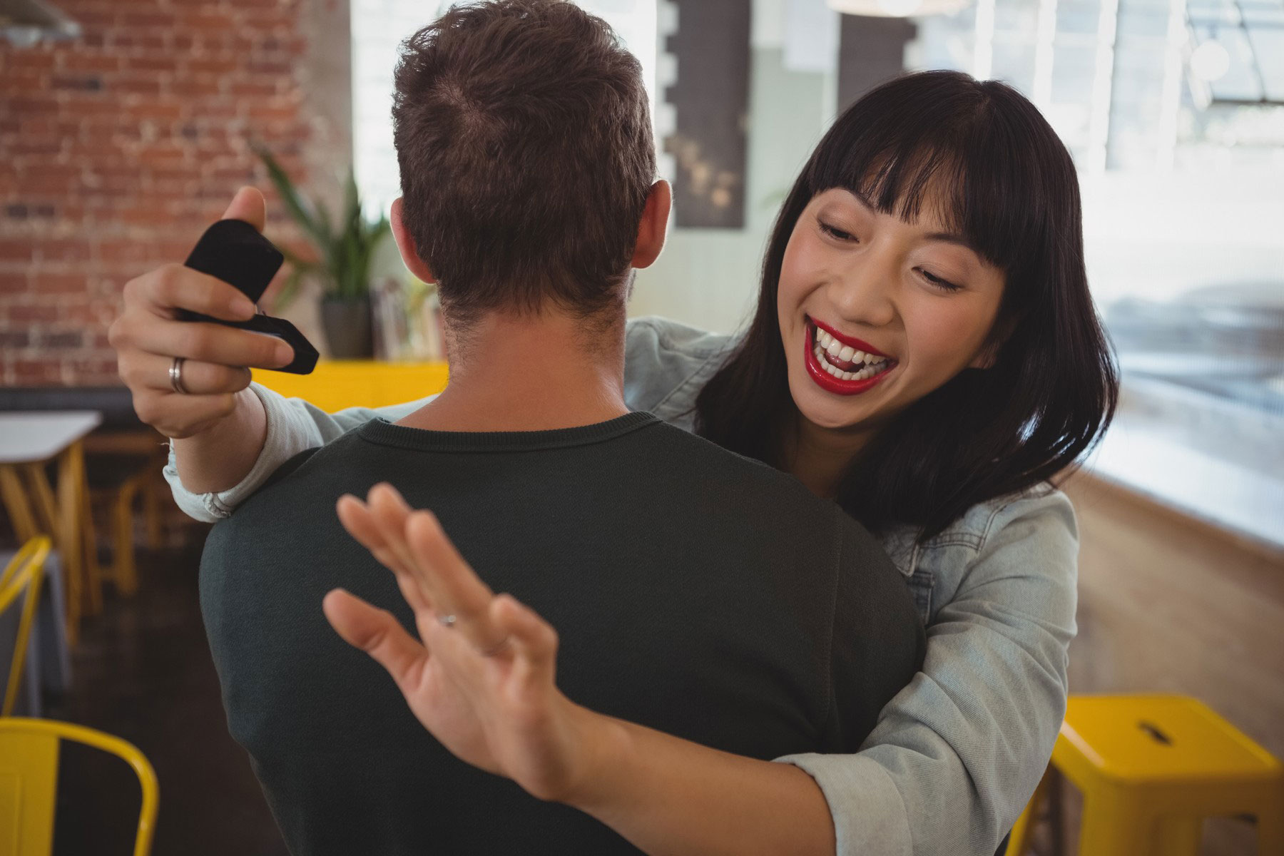 moski, zenska, par, zaroka, zaročni prstan