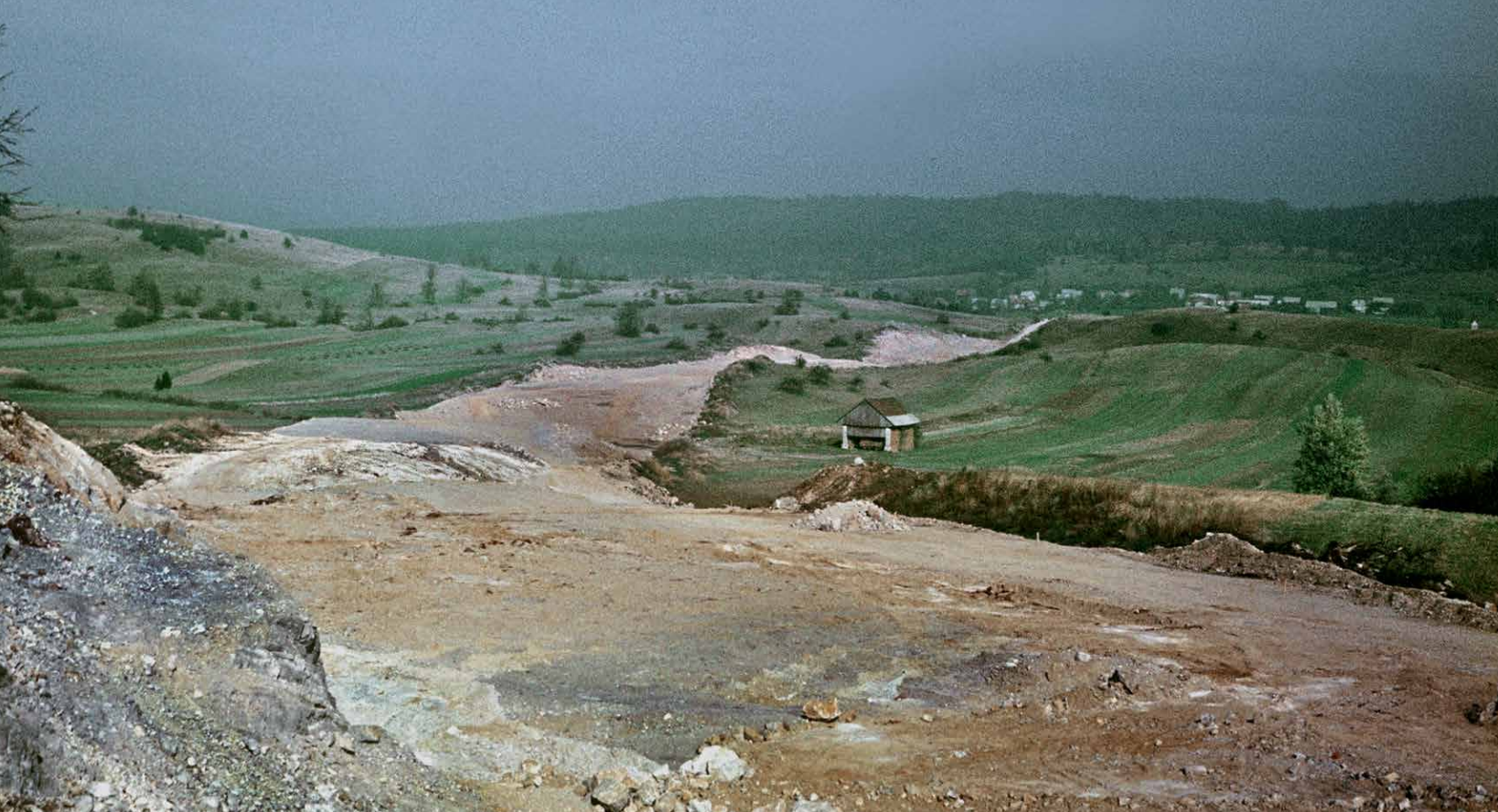 neznan, vir: arhiv DARS, d. d. | Nasipavanje in razgrinjanje kamnite posteljice na območju
cestnega prepusta. 