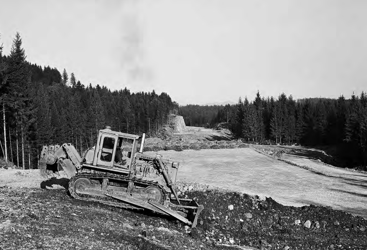 Rudi Paškulin, hrani: Muzej novejše zgodovine Slovenije | Buldožer Caterpilar pri delu. 