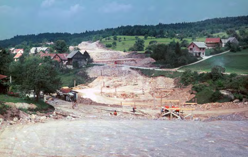 neznan, vir: arhiv DARS d. d. | Vgrajevanje kamnitega materiala v posteljico voziščne
konstrukcije.