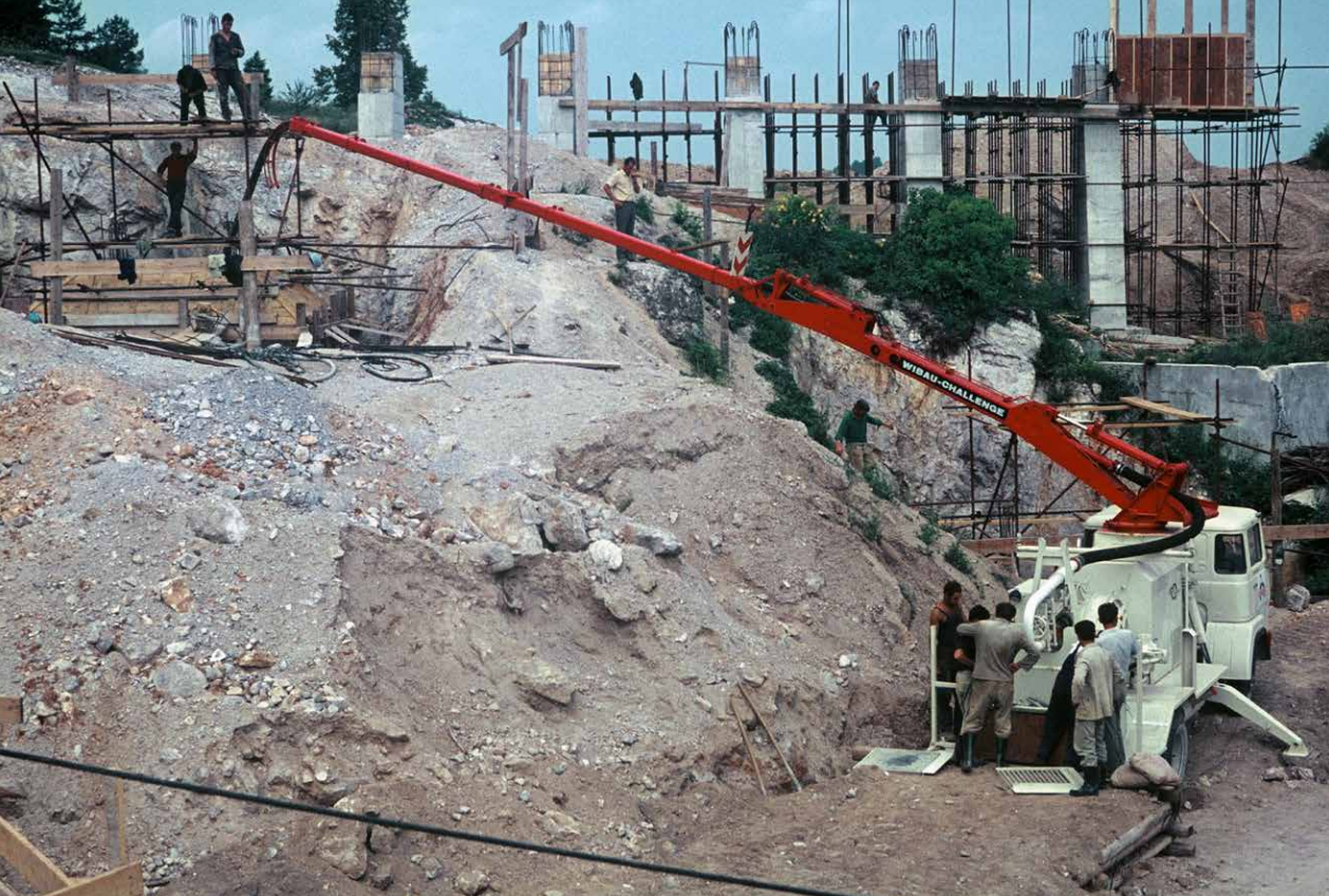 neznan, vir: arhiv DARS d. d. | Betoniranje temeljne blazine, ki je služile kot podpora vertikalnim
podpornim stebrom premostitvenih objektov.