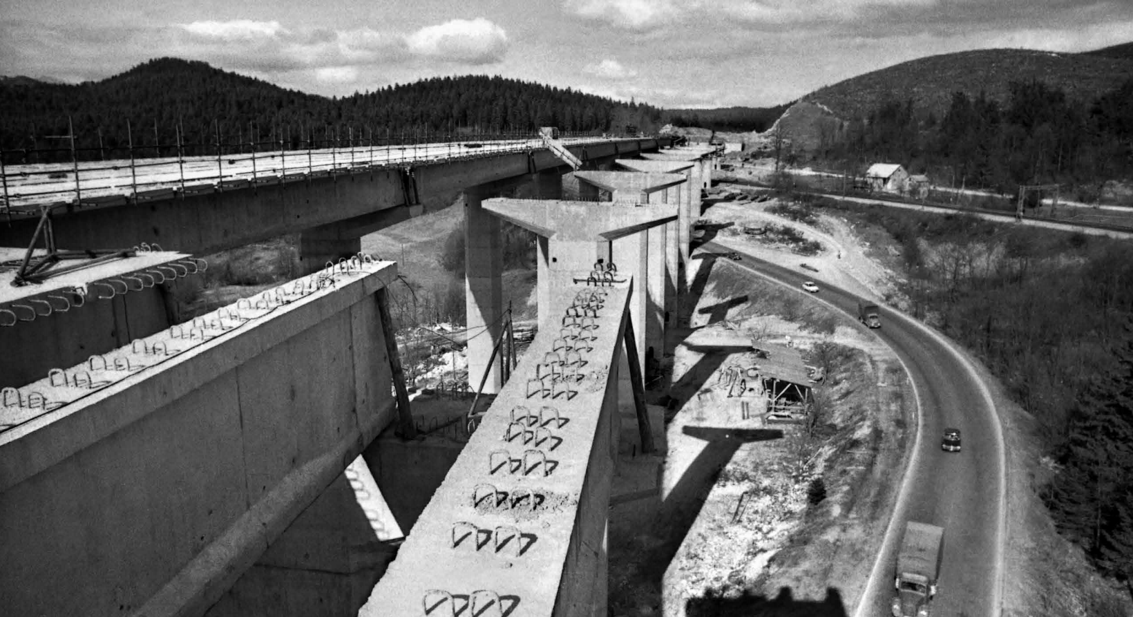 Nace Bizilj, hrani: Muzej novejše zgodovine Slovenije | Gradnja viadukta Ravbarkomanda. 