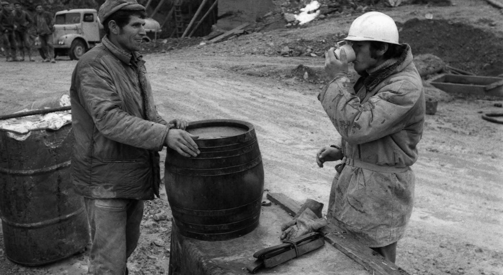 Joco Žnidaršič, hrani: Muzej novejše zgodovine Slovenije | Malica na gradbišču pri Štampetovem mostu. 
