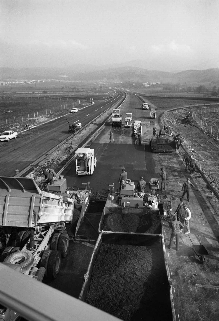 neznan, hrani: Muzej novejše zgodovine Slovenije | Asfaltiranje na novi avtocesti.