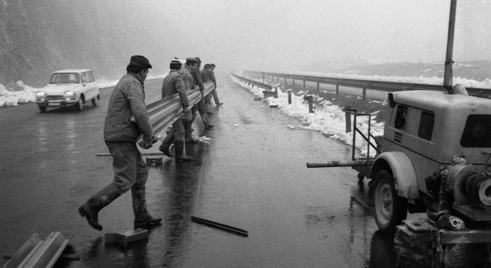 Joco Žnidaršič, hrani: Muzej novejše zgodovine Slovenije | Nameščanje jeklenih varovalnih odbojnih ograj.