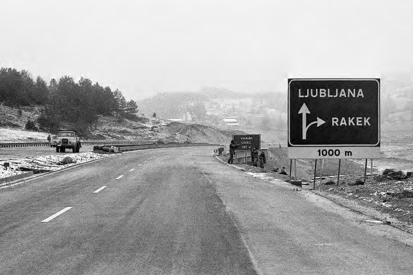 Nace Bizilj, hrani: Muzej novejše zgodovine Slovenije | Prometna signalizacija. 