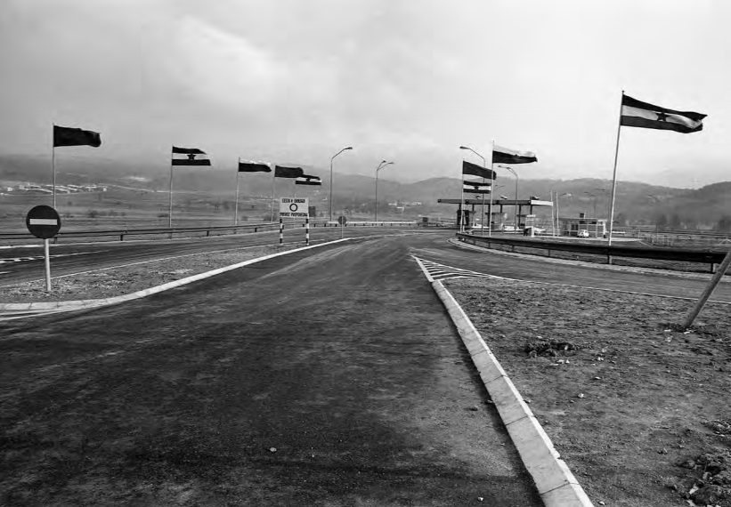 neznan, hrani: Muzej novejše zgodovine Slovenije | Slovesna okrasitev prvega slovenskega in jugoslovanskega
avtocestnega odseka pred uradnim odprtjem.