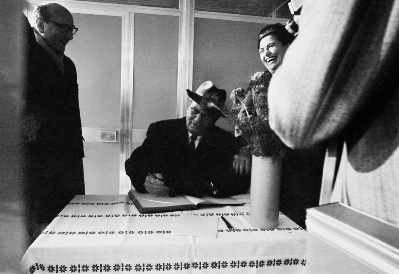 neznan, hrani: Muzej novejše zgodovine Slovenije | Podpis predsednika države Josipa Broza Tita v spominsko knjigo na cestninski
postaji v Postojni.