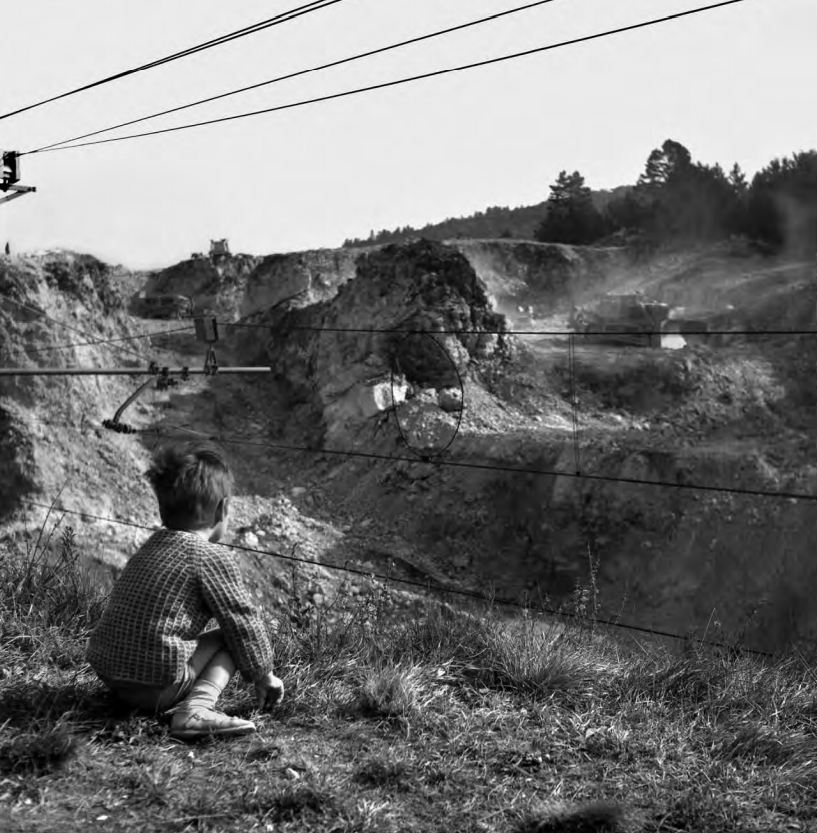 Ivan Kramžar, hrani: Muzej novejše zgodovine Slovenije | Vrtanje vrtin za globinsko miniranje. 