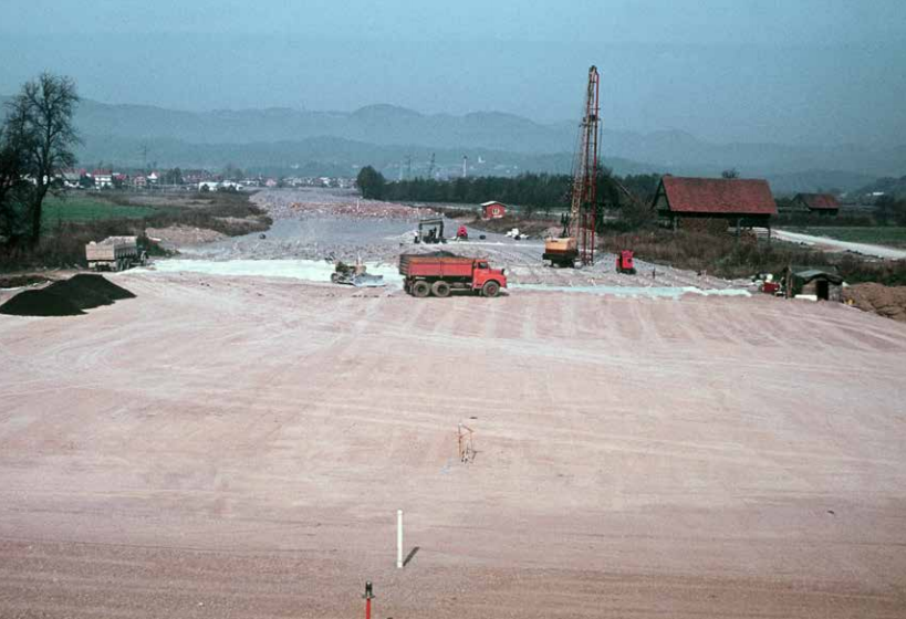 neznan, vir: arhiv DARS d. d. | Gradnja voziščne konstrukcije na odseku med Vrhniko
in Logatcem v smeri proti Ljubljani.