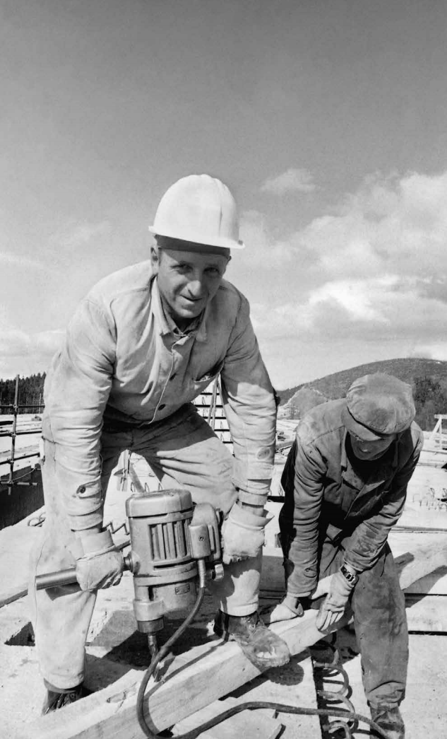 Nace Bizilj, hrani: Muzej
novejše zgodovine Slovenije | Tesarja pri delu. 