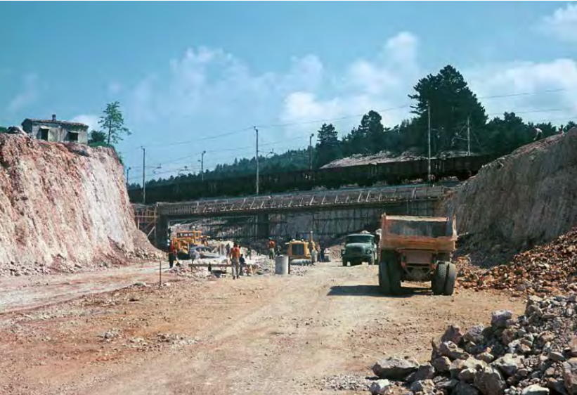neznan, vir: arhiv DARS d. d. | Izkopna dela na useku trase v bližini železniške proge Ljubljana-Koper.