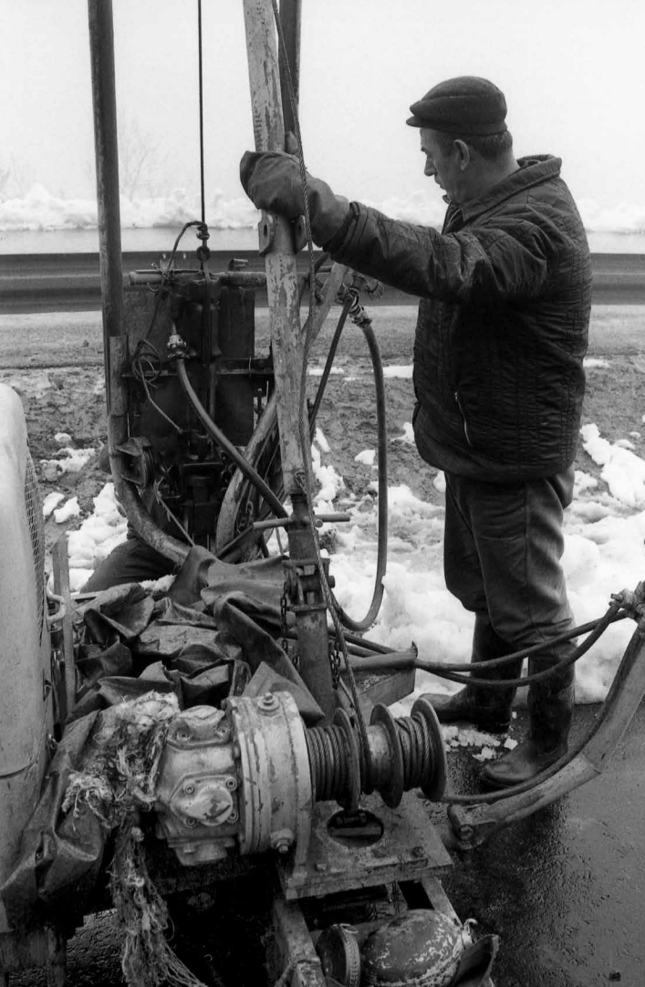 Joco Žnidaršič, hrani: Muzej novejše zgodovine Slovenije | Zabijanje jeklene varovalne ograje. 