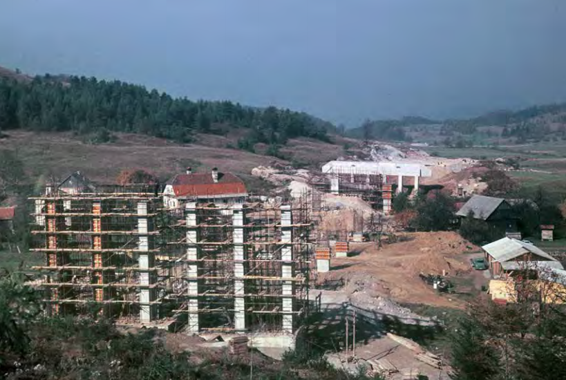 neznan, vir: arhiv DARS d. d. | Opaževanje nosilnih stebrov viadukta Unec.