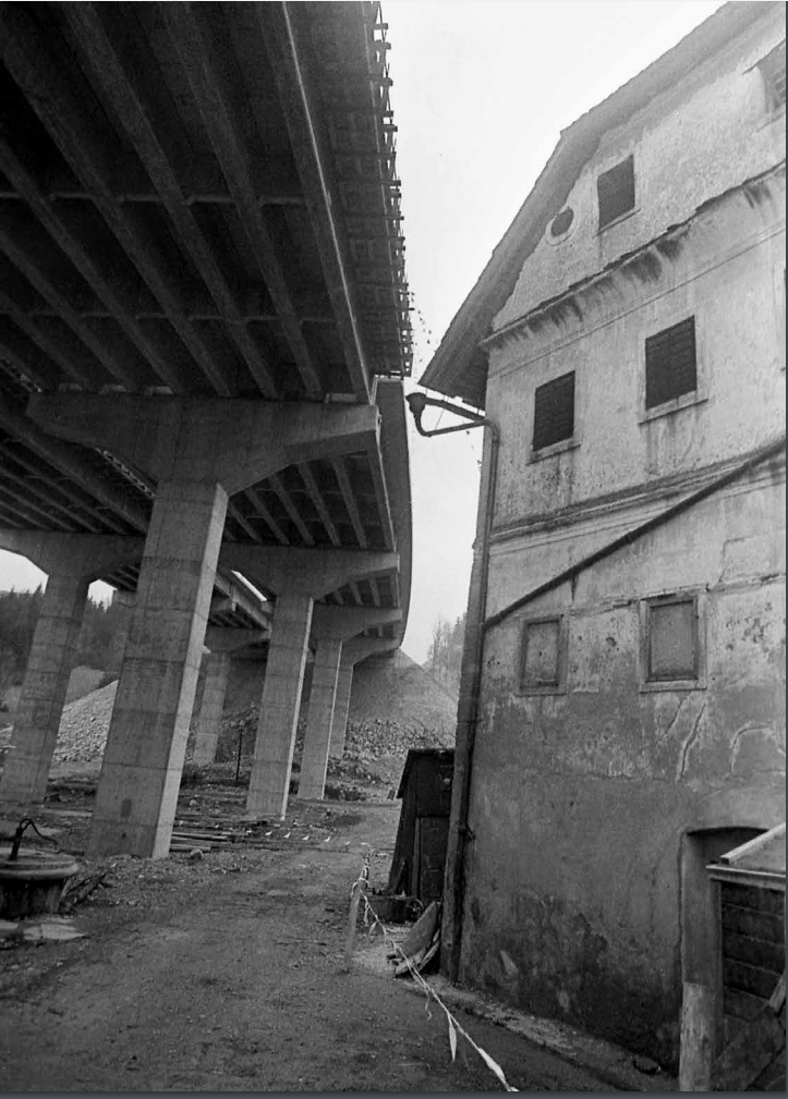 Edi Šelhaus, hrani: Muzej novejše zgodovine Slovenije | Zaradi nevšečnosti, ki jih je prinesla bližine avtoceste so morali hišo,
ki sicer ni motila same gradnje viadukta Unec, podreti naknadno.