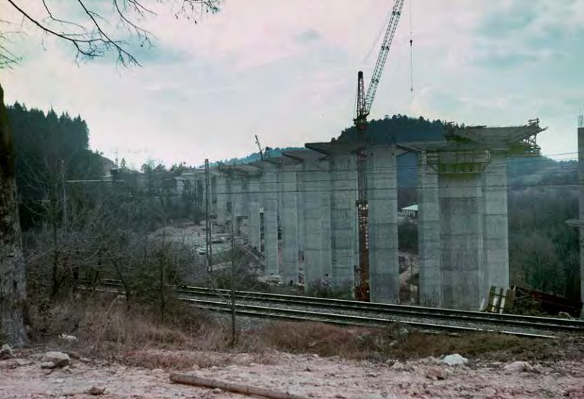 neznan, vir: arhiv DARS d. d | Podporni stebri viadukta Ravbarkomanda. 