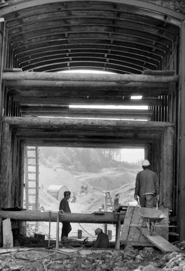 Marjan Ciglič, hrani: Muzej novejše zgodovine Slovenije | Podporna konstrukcija Štampetovega mostu med gradnjo.