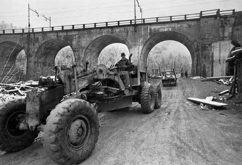 Nace Bizilj, hrani: Muzej novejše zgodovine Slovenije | Greder oziroma izravnalnik je težek gradbeni stroj, opremljen z rezilom, ki se
uporablja za fino izravnavanje površin, Štampetov most. 