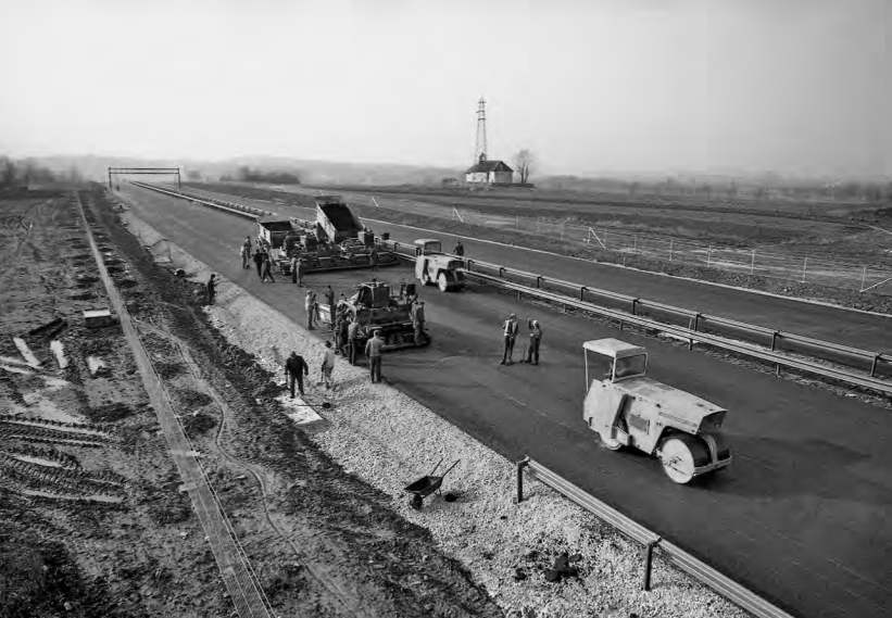 neznan, hrani: Muzej novejše zgodovine Slovenije | Asfaltiranje in nameščanje jeklenih odbojnih ograj.
