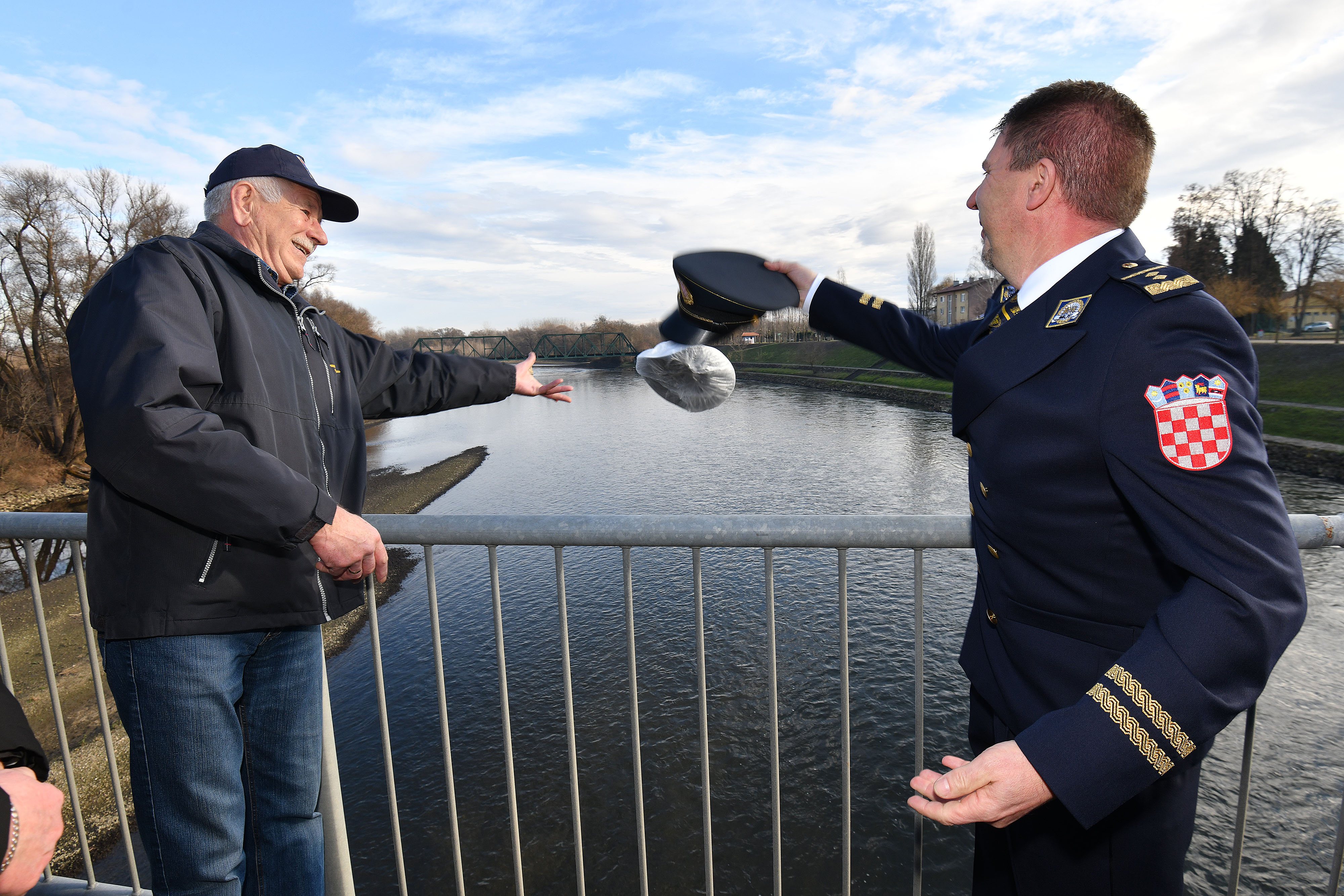 Metanje policijskih kap v Muro