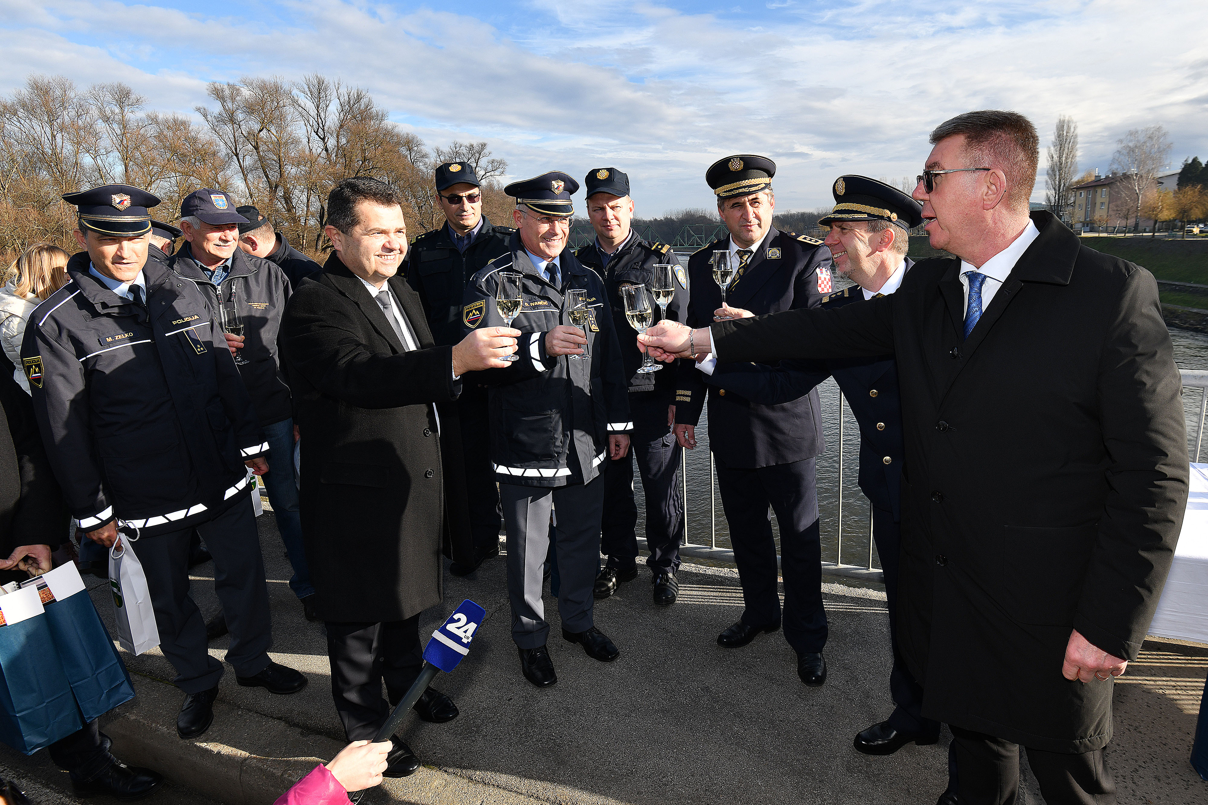 Metanje policijskih kap v Muro