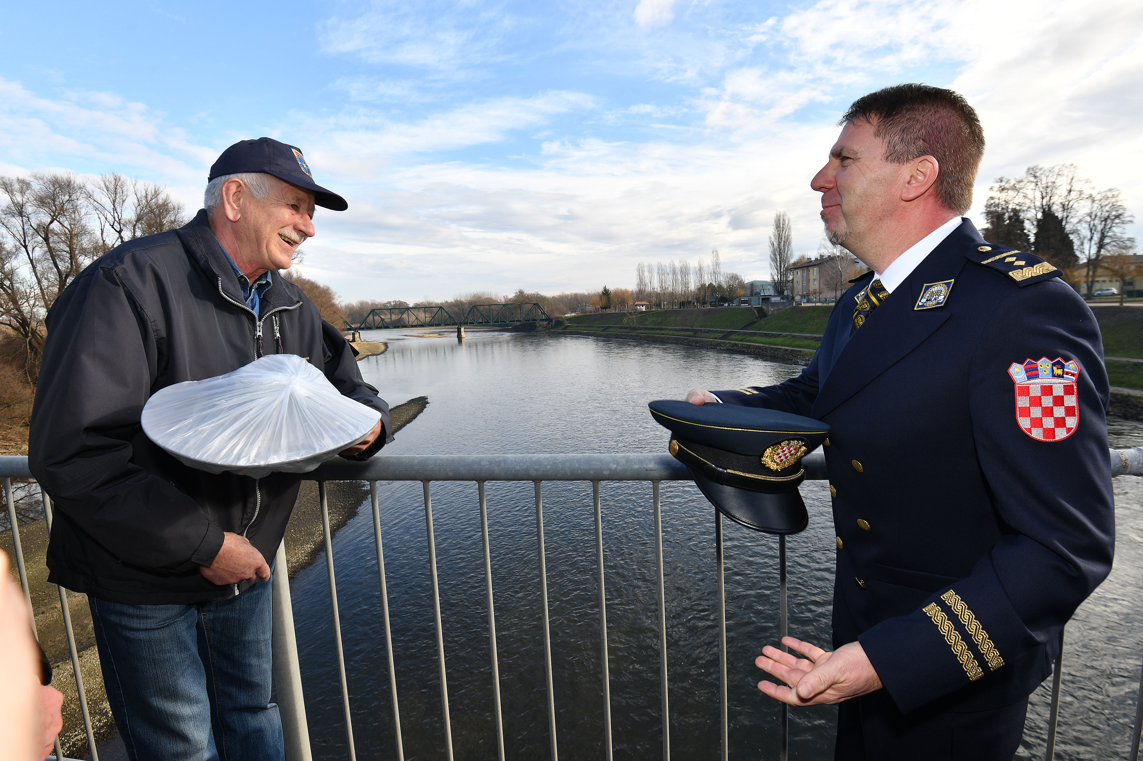 Metanje policijskih kap v Muro