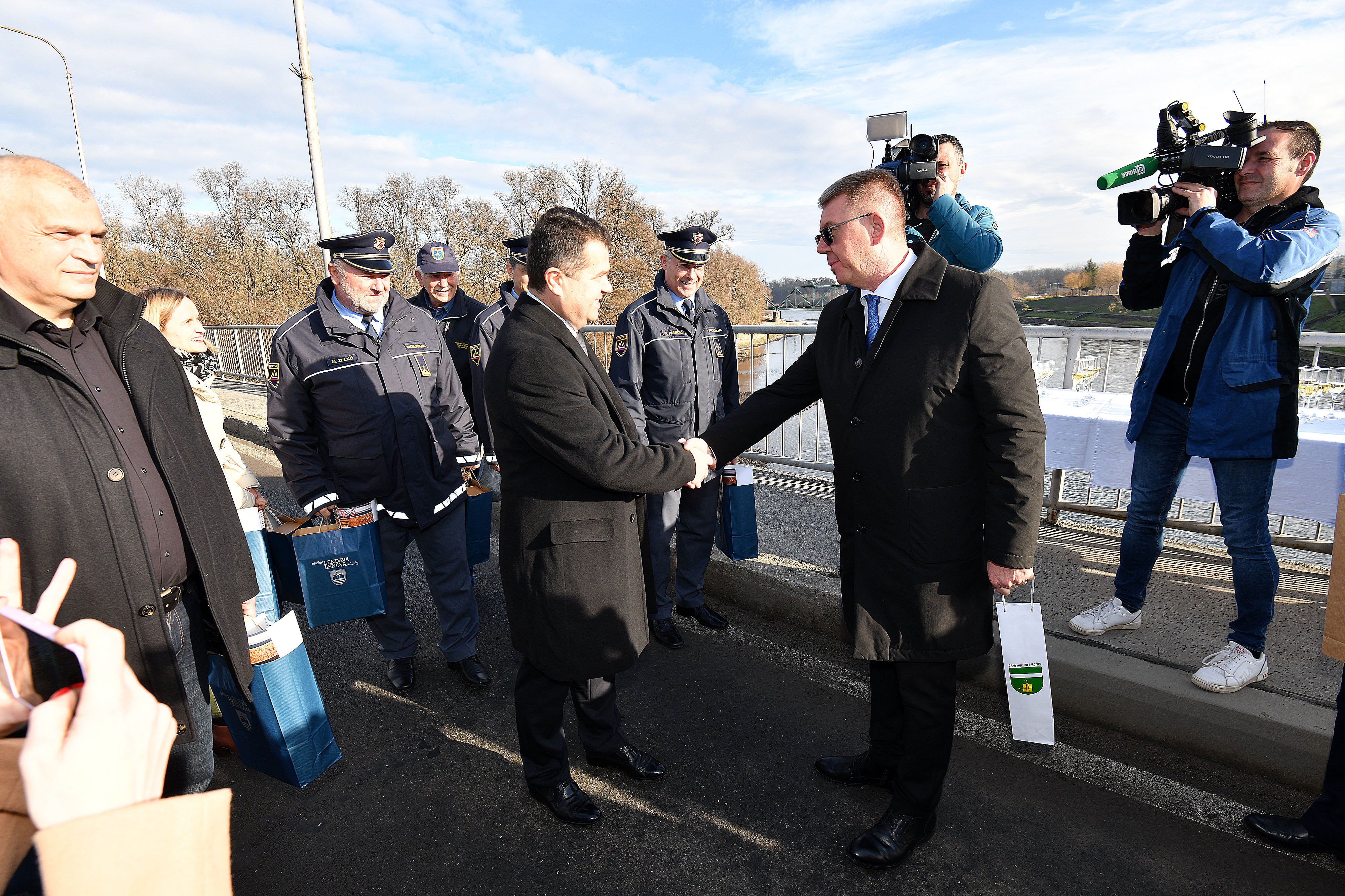 Metanje policijskih kap v Muro