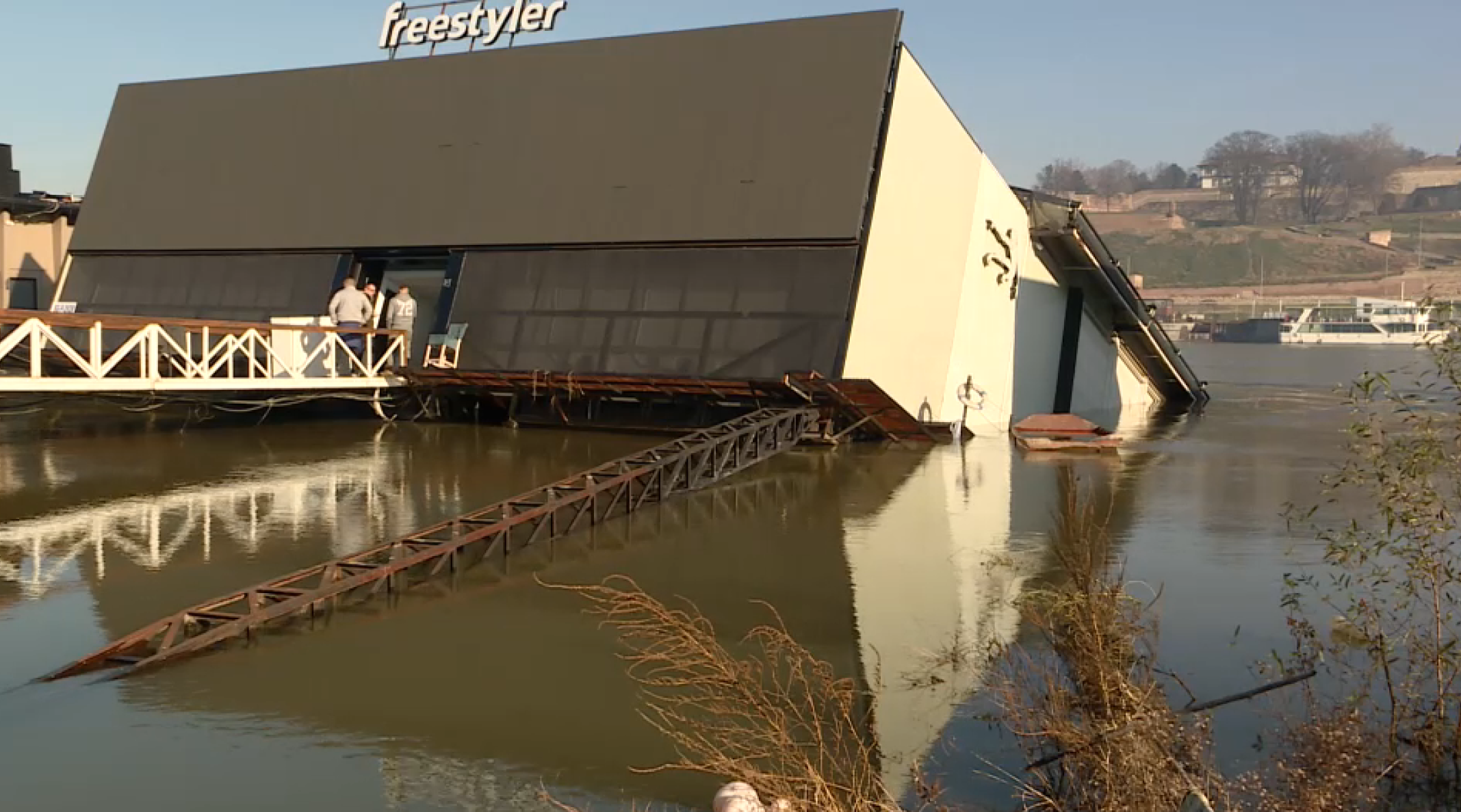 splav v beogradu potonil