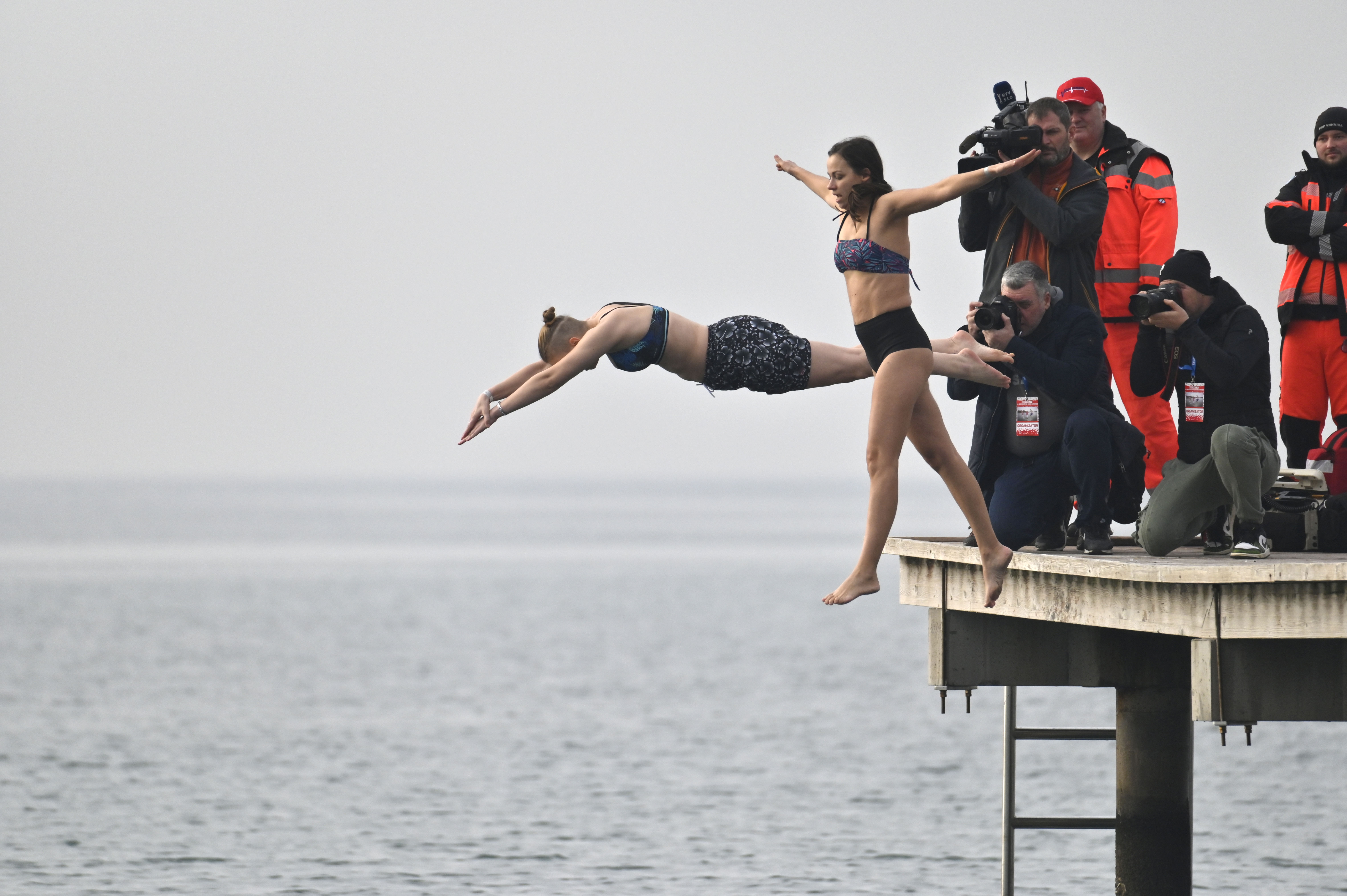 Tradicionalni novoletni skok v morje