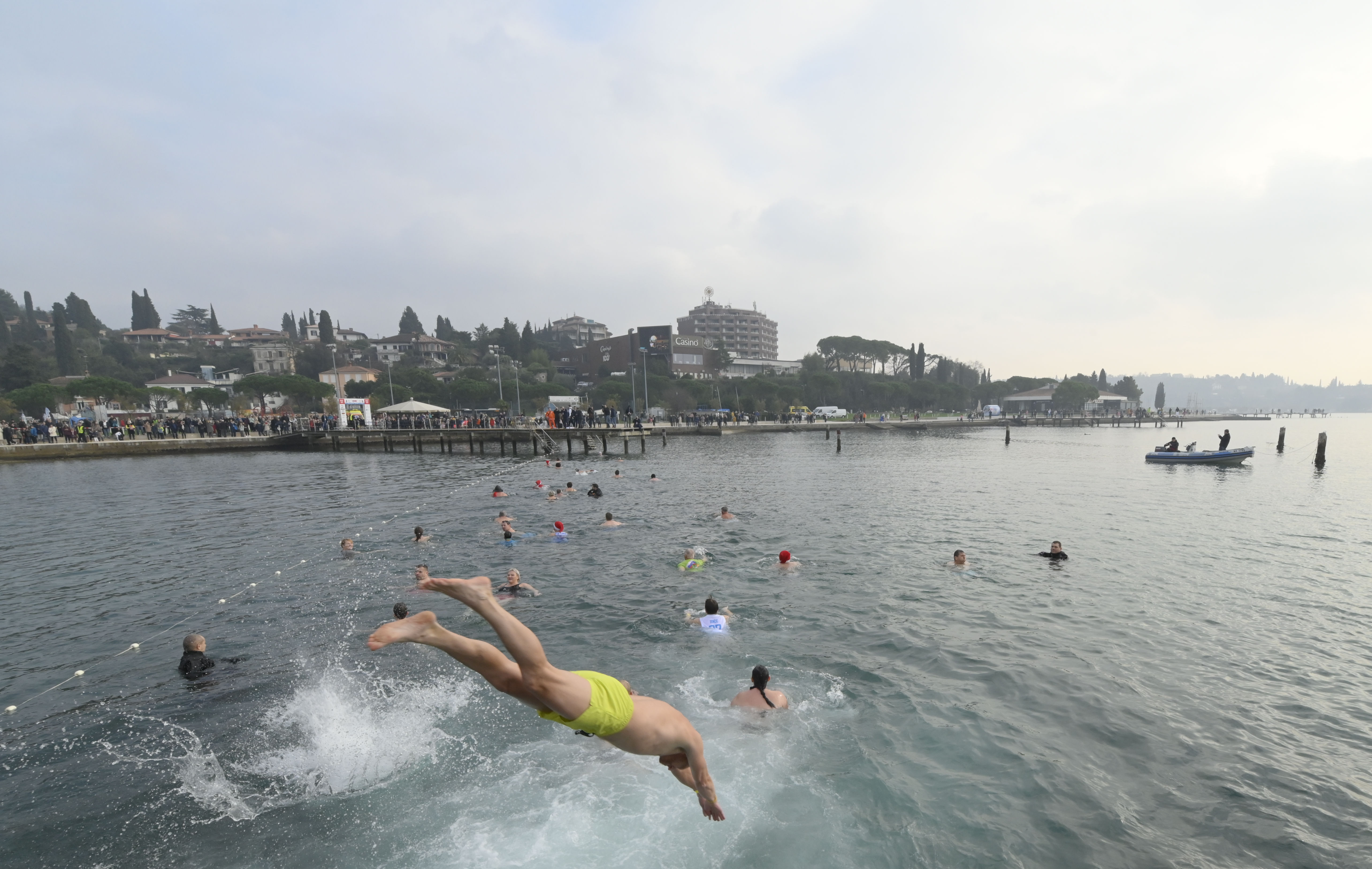 Tradicionalni novoletni skok v morje
