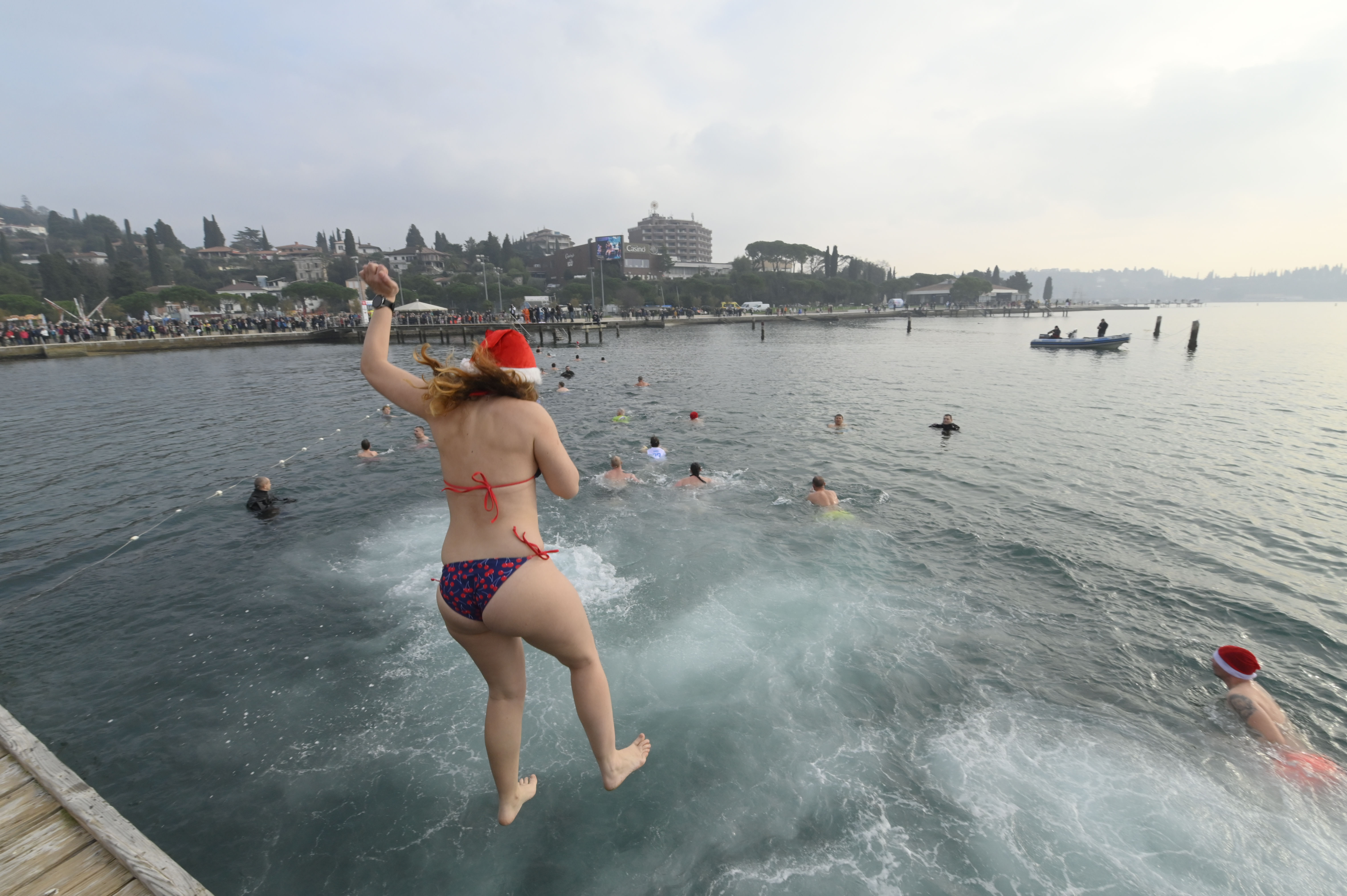 Tradicionalni novoletni skok v morje
